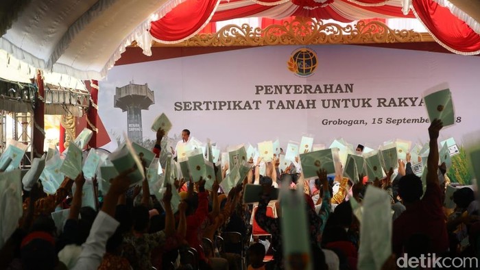 Presiden Jokowi menyerahkan 55 ribu sertifikat tanah di Grobogan