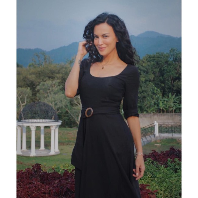 Penampilan Sophia saat berpose di sela-sela syuting film terbarunya Mata Batin ini juga banjir pujian. Bergaya dengan rambut keriting, Sophia yang pada 8 Agustus 2018 lalu tepat berusia 48 terlihat seperti wanita berusia 25 tahun. Foto: Dok. Instagram @sophia_latjuba88