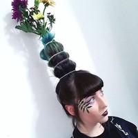 Berbeda dengan Rihanna dan Beyonce, Taylor membuat rambutnya memanjang ke atas sehingga benar-benar seperti vas bunga. Tak lama setelah diunggah di Twitter dan Instagram, tatanan rambut itu jadi tren di media sosial. Foto: Instagram @the_river_styx