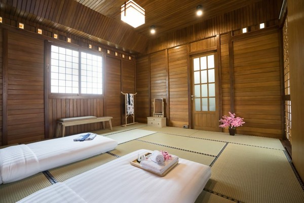 Onsen ala Kota Batu ini berasal dari air sumber asli pegunungan sekitar Candi Songgoriti yang mengandung belerang. Dengan suhu 42 derajat celsius serta kaya akan mineral, tak hanya menghangatkan tubuh saja tetapi juga baik untuk kesehatan kulit dan menghilangkan pegal-pegal (Dok. The Onsen Hot Spring Resort Batu) Onsen ala Kota Batu ini berasal dari air sumber asli pegunungan sekitar Candi Songgoriti yang mengandung belerang. Dengan suhu 42 derajat celsius serta kaya akan mineral, tak hanya menghangatkan tubuh saja tetapi juga baik untuk kesehatan kulit dan menghilangkan pegal-pegal (Dok. The Onsen Hot Spring Resort Batu)