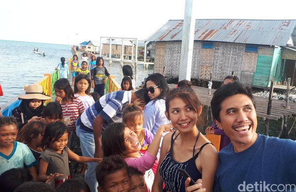 Andri dan Euodia berkenalan dengan suku Bajo di Desa Mola. Melihat rumah-rumahnya yang berada di atas air, sampai foto-foto selfie bersama anak-anak kecilnya (Afif Farhan/detikTravel) Andri dan Euodia berkenalan dengan suku Bajo di Desa Mola. Melihat rumah-rumahnya yang berada di atas air, sampai foto-foto selfie bersama anak-anak kecilnya (Afif Farhan/detikTravel)