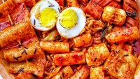 Makanan ringan yang satu ini sudah populer di Indonesia. Ya, tteokbokki! Kue beras ini masuk dalam jajanan pinggir jalan Korea yang laris manis. Tteokbokki biasa tersaji dengan saus gochujang pedas dan potongan fish cake. Foto: Instagram misscarolinebong