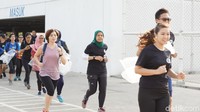 Dengan membawa trash bag, para pelari mulai menyusuri kawasan Alam Sutera Tangerang Selatan untuk melaksanakan plogging run. (foto : Annissa Widya Davita)