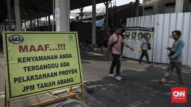 Pekerja melintas di proyek pembangunan jembatan layang multiguna atau skybridge Tanah Abang, Jakarta (15/9).