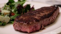 Penyajian steak juga tak butuh banyak saus. Taburan sedikit garam, lada dan pendamping salad sudah bikin rasanya enak! Foto: Holycow! Steakhouse by Chef Afit  