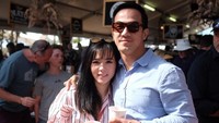 Lewat instagramnya, wanita yang akrab disapa Julie ini sering membagikan momen kulineran. Beberapa pose Julie terlihat cantik bersama makanan. Foto: instagram @julietaslim