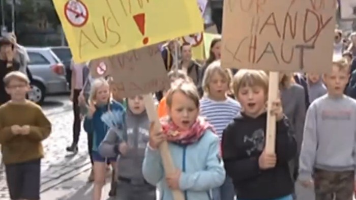 Anak Anak Jerman Demo Di Jalanan Protes Ortu Sibuk Main Hp