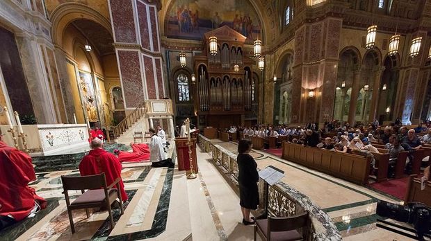 Kardinal Donald Wuerls bersujud di depan altar dengan didampingi Uskup Washington Mario Dorsonville dan Roy Campbell Jr pada awal misa di Cathedral of St Matthew the Apostle di Washington DC pada Jumat (14/9) waktu setempat.