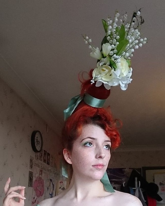 Mereka pun banyak menggunakan bunga dan daun palsu yang terbuat dari plastik. Foto: Instagram @elizababoon