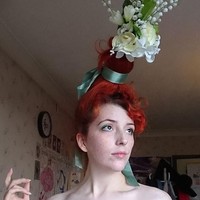 Mereka pun banyak menggunakan bunga dan daun palsu yang terbuat dari plastik. Foto: Instagram @elizababoon