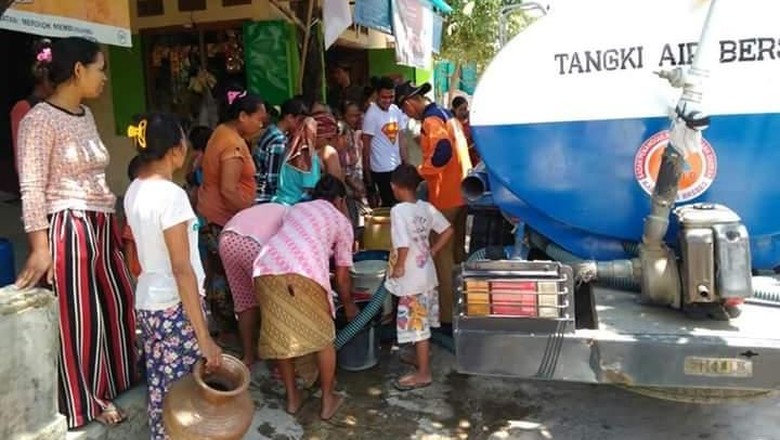 Warga Desa Senaru Rasakan Krisis Air Bersih Pascagempa Lombok Warga Desa Senaru Rasakan Krisis Air Bersih Pascagempa Lombok