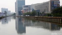 Sisi kanan dan kiri sungai telah diturap.