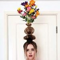 Tren flower vase hairdo pertama kali dipopulerkan YouTuber Taylor R. Ia bahkan mengunggah sebuah video tutorial untuk menunjukkan cara membuat tatanan rambut vas bunga tersebut. Foto: Instagram @taytay_x 