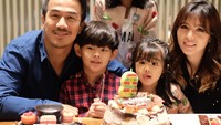 Pemilik senyum manis ini juga layak dijuluki hot mommy. Meskipun anaknya sudah tiga tapi Julie masih terlihat seperti anak muda. Ini momen hangat saat Julie, Joe dan anak-anaknya menikmati makanan di restoran. Foto: instagram @julietaslim