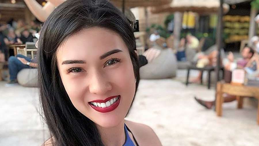 Stevie Agnecya, Ibu Dua Anak yang Seksinya Tak Luntur