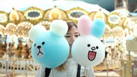 Wah lucunya Julie ketika pose bareng cotton candy alias gulali ini. Gulalinya cantik dan bikin gemas. Foto: instagram @julietaslim