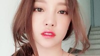 Goo Hara kembali berseteru dengan kekasihnya itu. Buntutnya, sang pacar ingin menyebarkan video seks mereka hingga membuat Goo Hara berlutut meminta ampun.  Foto: Dok. Instagram/@koohara_