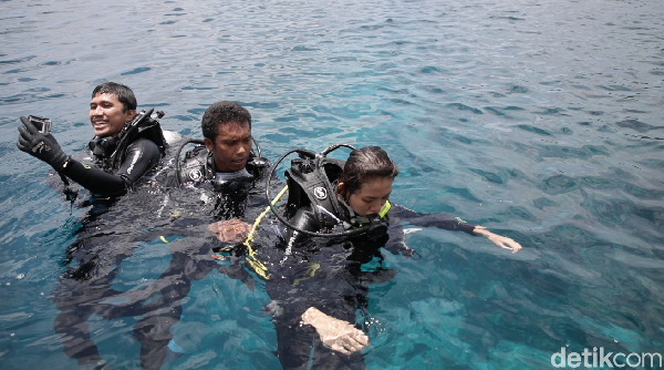 Agenda yang dinanti-nanti, tentu adalah diving. Andri dan Euodia ternyata baru pertama kali diving dan dilakukan di Wakatobi. Bahagianya... (Zaky Fauzi Azhar/detikTravel)