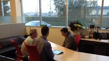 Berdiskusi dengan tim engineering mengenai rencana peluncuran roket SpaceX dan memastikan semuanya berjalan lancara. Foto: istimewa 
