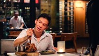 Pemain film dan sinetron kocak ini juga hobi kulineran di Bali. Ia pernah cicip pork knuckle yang beratnya 1 kg lho! Wah, Jordi sanggup menghabiskannya? Foto: Instagram @jordionsu