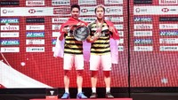 Kevin dan Marcus menerima medali dan trofi Jepang Terbuka 2018. Istimewa/Humas PBSI.