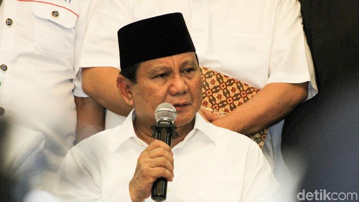 Bakal capres Prabowo Subianto telah menandatangani pakta integritas yang dibuat Ijtimak Ulama II di Hotel Grand Cempaka, Jakarta Pusat, Minggu (16/9/2018).. Usai penandatanganan, Prabowo dan para ulama bergandengan tangan bersama.