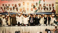 Prabowo bergandengan tangan dengan para ulama saat menggelar jumpa pers usai penandatanganan pakta integritas yang dibuat oleh Ijtimak Ulama II di Hotel Grand Cempaka, Jakarta Pusat, Minggu (16/9/2018).