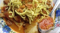 Penyuka kerupuk pasti suka dengan taburan kerupuk mie dan bawang goreng di atas lontong kari ini. Sedap! Foto: Instagram @okie_tea