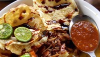 Menggiurkan ya lontong kari kang Damon di Bandung ini. Dilengkapi acar dan emping plus sambal. Raos pisan! Foto: Instagram @adjiedamon