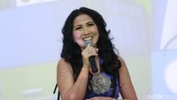 Venna Melinda memberikan sambutan kepada para tamu yang hadir dalam acara ulang tahun itu. Foto: Palevi/detikHOT