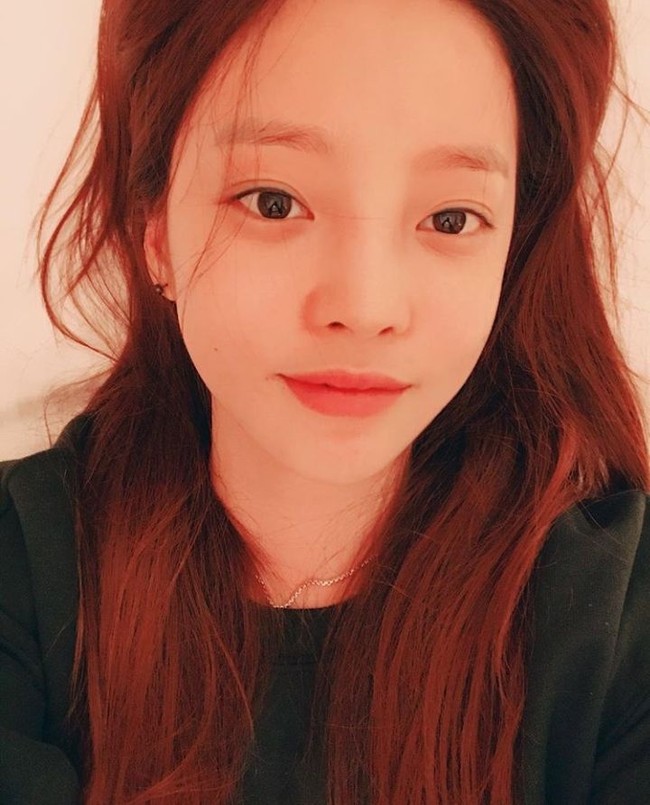 Selain jago akting dan menyanyi, Goo Hara juga populer dengan gayanya yang stylish. Gaya feminin hingga preppy jadi andalannya untuk tampil fashionable. Foto: Dok. Instagram/@koohara_
