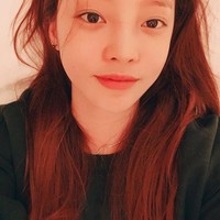 Selain jago akting dan menyanyi, Goo Hara juga populer dengan gayanya yang stylish. Gaya feminin hingga preppy jadi andalannya untuk tampil fashionable. Foto: Dok. Instagram/@koohara_