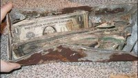 Seorang yang beruntung menemukan kantong kertas berisi US$ 400.000 dalam bentuk uang tunai yang berasal dari era depresi, membuat mereka bernilai lebih dari US$ 50 juta dalam dolar saat ini. Istimewa/Ranker.