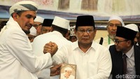 Prabowo menerima buku berjudul Mutiara Perjuangan Imam Besar.