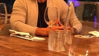 Duh sudah ganteng gini mau ngedate sama siapa nih? Romeh sudah siap makan malam tapi makanannya belum juga datang.  Foto: Instagram @rotrigoromeh