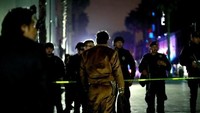 Dilansir Reuters, Minggu (16/9), saat itu orang-orang di alun-alun Plaza Garibaldi, sedang menikmati akhir pekan. Tiba-tiba sekelompok pria berbaju ala Meksiko itu mengumbar tembakan ke kerumunan orang. (Foto: Dok. Reuters via ABC News Australia)