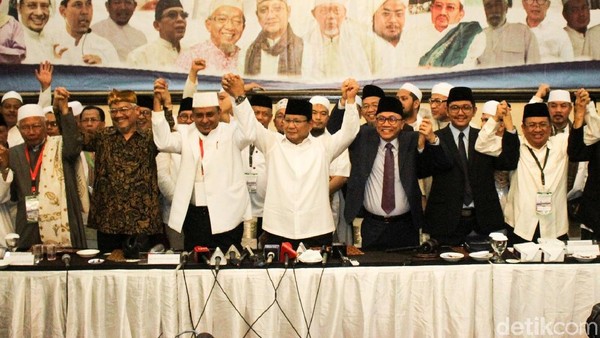Momen Prabowo dan Ulama Bergandengan Tangan