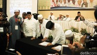 Prabowo menandatangani pakta integritas yang telah disiapkan panitia Ijtimak Ulama. 
