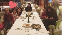 Meski sibuk manggung di berbagai kota, tapi Sheila tetap menyempatkan waktu untuk makan malam bersama dengan ketiga anaknya, dan keluarganya. Foto: Instagram @itssheilamj
