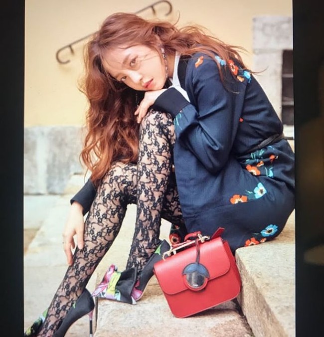 Memiliki perawakan manis dan imut, Goo Hara tampak jauh lebih muda dari usia sebenarnya. Berusia 27 tahun, Hara pernah berperan sebagai anak SMA di serial City Hunter bersama Lee Min Ho. Foto: Dok. Instagram/@koohara_