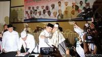 Prabowo dan Ustaz Abdur Rosyid juga cipika-cipika usai penandatanganan pakta integritas.
