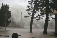 Topan Mangkhut Menghantam Wilayah Tepi Pantai Hong Kong
