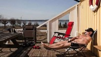 Penjara Bastoy, terletak di Pulau Bastoy, Oslofjord, Norwegia ini membuat narapidananya dapat menikmati kemewahan seperti tenis, berkuda, memancing, dan berjemur. Istimewa/Scoopwhoop.