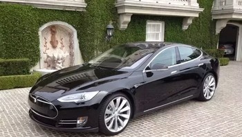 Biasanya dia menuju kantor dengan mobil listrik performa tinggi produksi perusahaannya, Tesla. Waktu seminggu ia bagi dua untuk berkantor di Tesla dan SpaceX. Kedua perusahaan sedang berkembang pesat dan harus diperhatikan penuh. Foto: istimewa