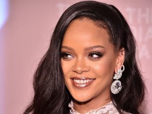 Rihanna Rilis Lipstik Berdasarkan Zodiak