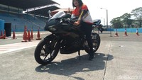 Bahkan saat balap, Dila berhasil naik podium dengan finis tercepat ketiga di kelas 250 cc Komunitas B. Foto: Akfa Nasrulhak