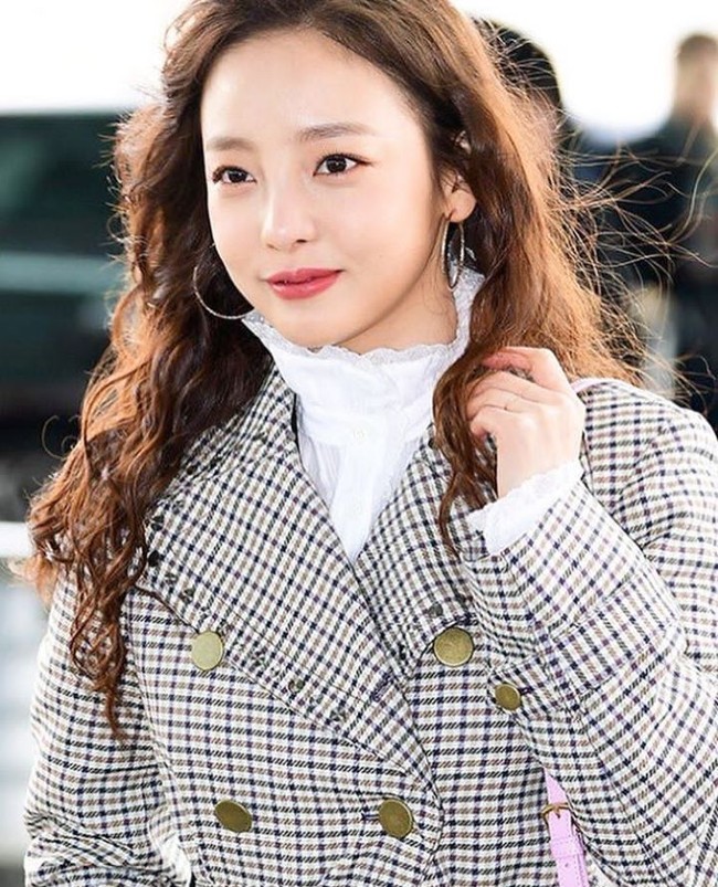 Goo Hara merupakan satu dari sedikit selebriti Korea yang terang-terangan mengaku operasi plastik. Ia melakukan operasi pada kelopak mata dan sedikit rekonstruksi di gigi.Foto: Dok. Instagram/@koohara_
