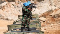 Beberapa prajurit TNI yang tergabung dalam Satgas Indobatt (Indonesian Battalion) Konga XXIII-L/UNIFIL membidik sasaran saat mengikuti kejuaraan menembak UNIFIL Firing Competition di Lapangan Tembak Sektor Ebel El Shaqie UN Posn 7-2, Lebanon Selatan. Istimewa/Puspen TNI.