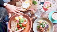 Bersama Ruben, Jordi juga punya bisnis kuliner. Tak heran pria 25 tahun ini doyan makan. Untuk sarapan ‘besar,’ ia memilih roti, salad, telur hingga egg benedict. Foto: Instagram @jordionsu