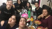 Malam-malam sedang ngumpul bersama teman-teman dan mau begadang, Sheila akhirnya makan mie goreng instan dan minuman bersoda. Foto: Instagram @itssheilamj
